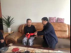 敦煌種業(yè)領(lǐng)導(dǎo)看望慰問(wèn)公司老干部、老黨員及困難黨員職工